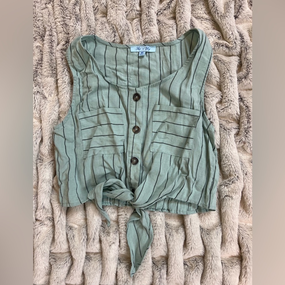 Women’s She + Sky Cropped Button-Up Tank Top - Size Medium